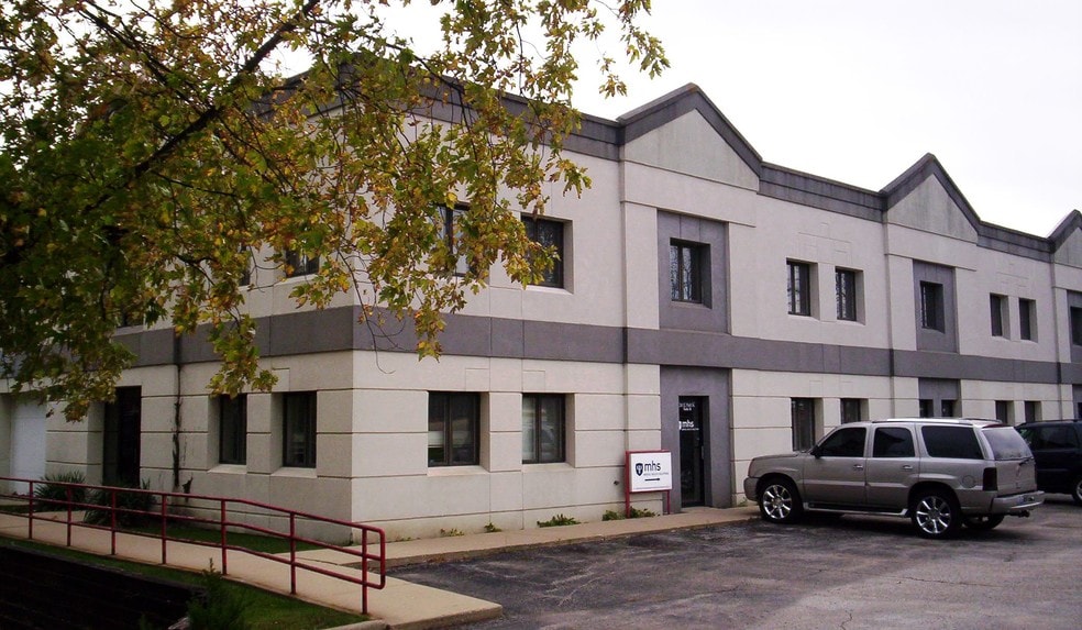 201 209 E Park St, Mundelein, IL for lease - Building Photo - Image 3 of 6