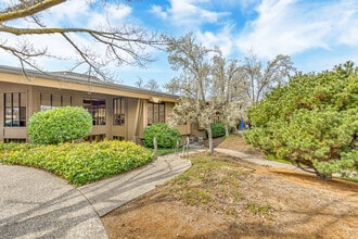 601 Crater Lake Ave, Medford, OR for lease Building Photo- Image 2 of 32