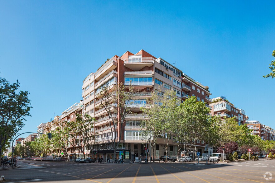 Avenida General Peron, 26, Madrid, Madrid for sale - Primary Photo - Image 1 of 1