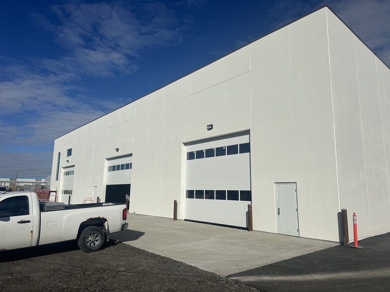 7071 107 Av SE, Calgary, AB for lease - Building Photo - Image 3 of 9