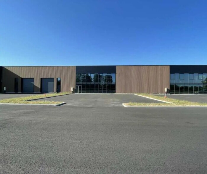 Office in Ambérieux for lease - Building Photo - Image 3 of 6