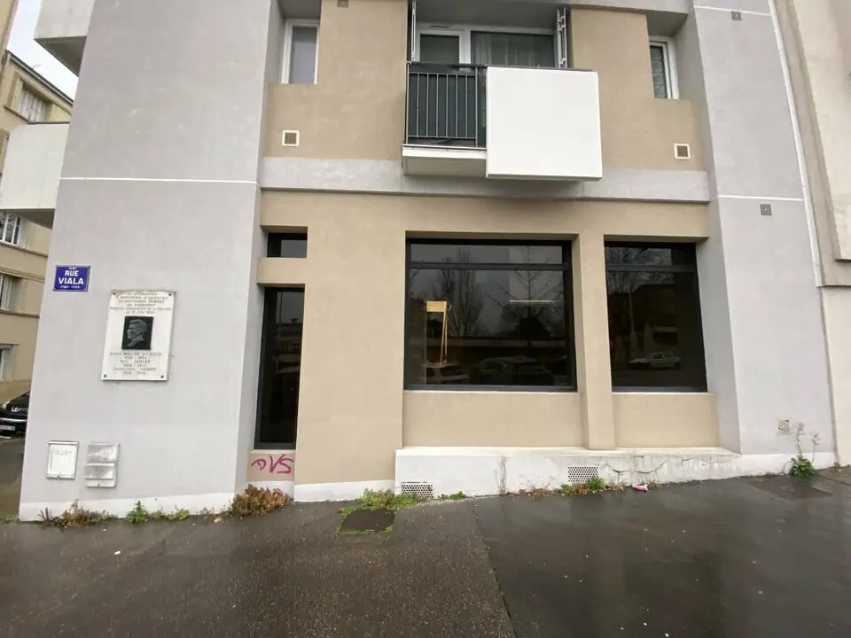 Retail in Lyon for lease Building Photo- Image 1 of 10