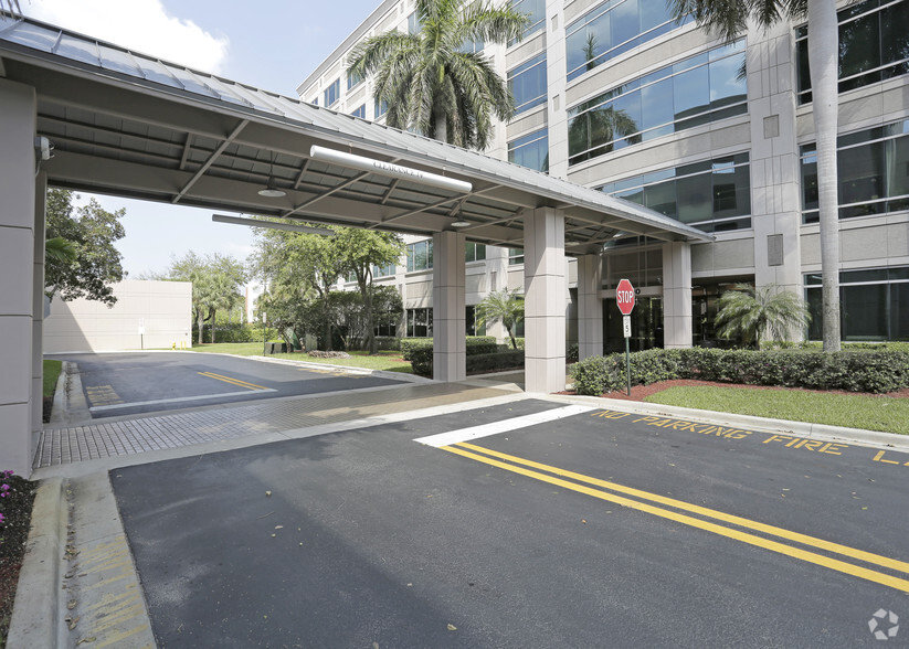 8400 NW 36th St, Miami, FL for lease - Building Photo - Image 3 of 6