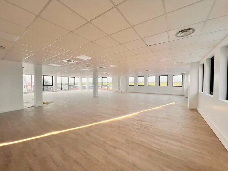 Office in Plaisir for lease - Interior Photo - Image 3 of 7