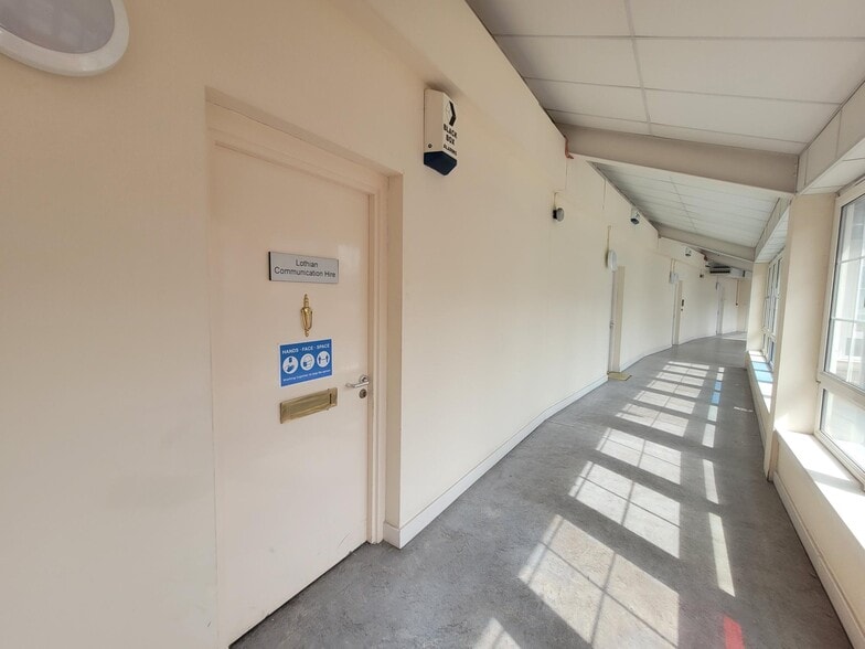 9-21 Marine Cres, Glasgow for lease - Interior Photo - Image 3 of 7