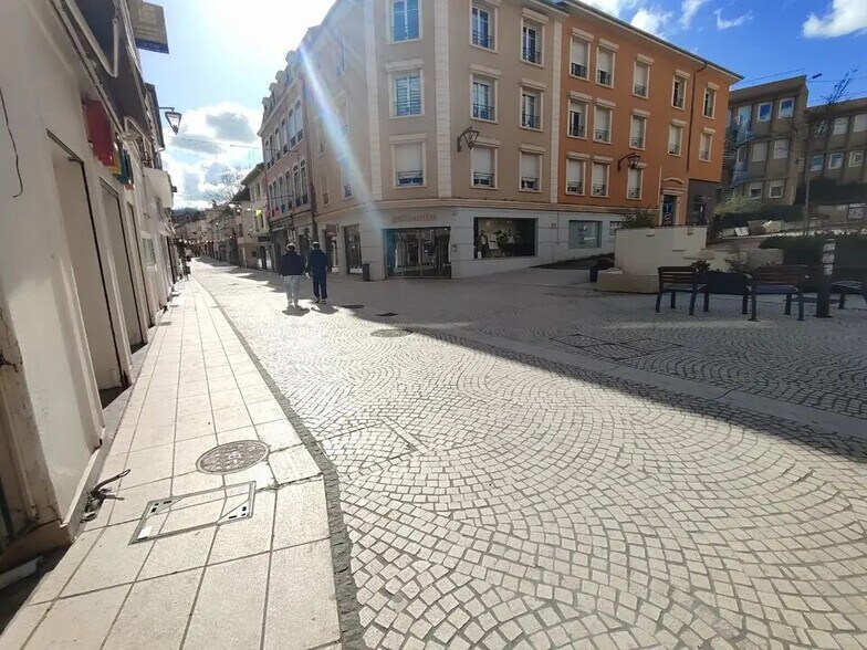 Retail in Bourgoin-Jallieu for sale - Building Photo - Image 2 of 8