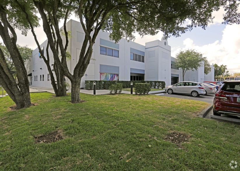 10400 NW 33rd St, Miami, FL for lease - Primary Photo - Image 1 of 16