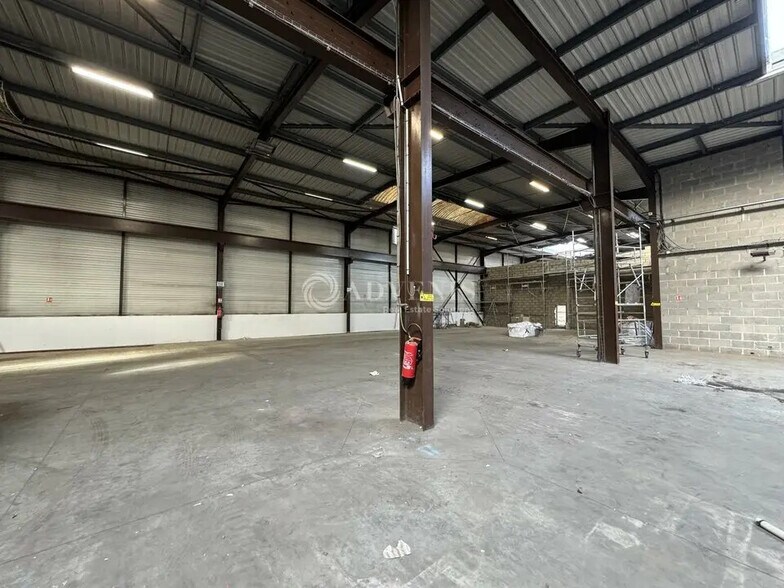 Flex in Le Thillay for lease - Interior Photo - Image 3 of 9