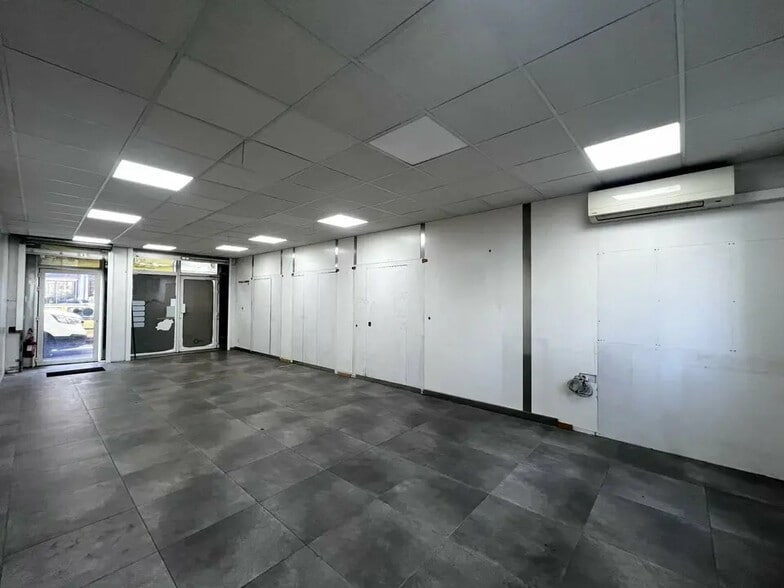Retail in Nice for lease - Interior Photo - Image 2 of 7