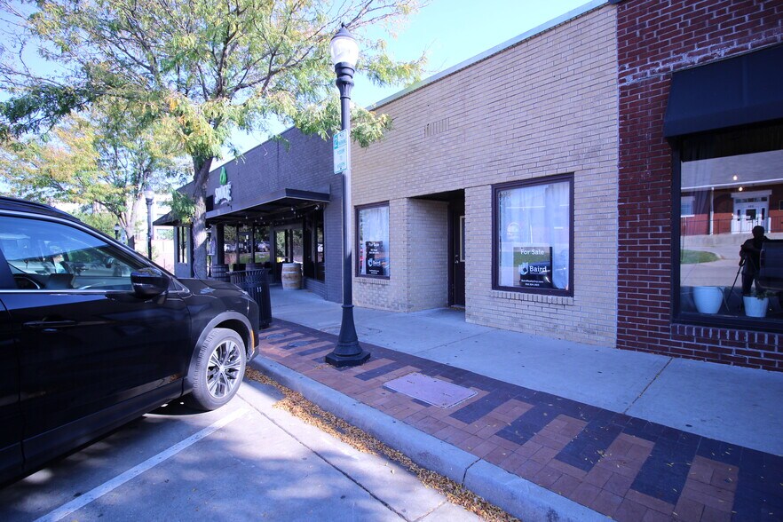 215 SE Main St, Lees Summit, MO 64063