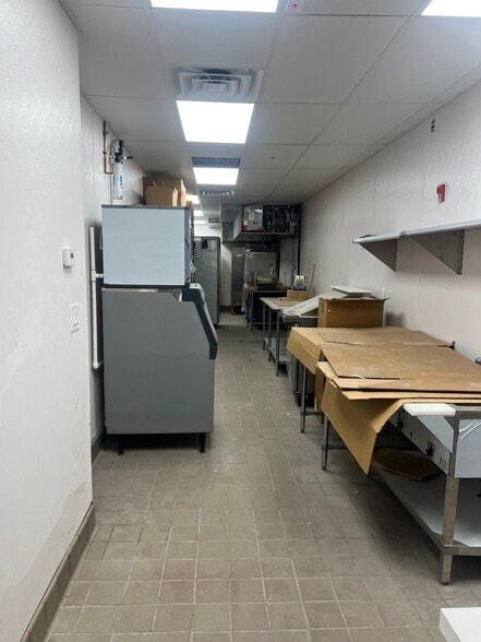 1413 Fulton St, Brooklyn, NY for lease - Interior Photo - Image 3 of 7