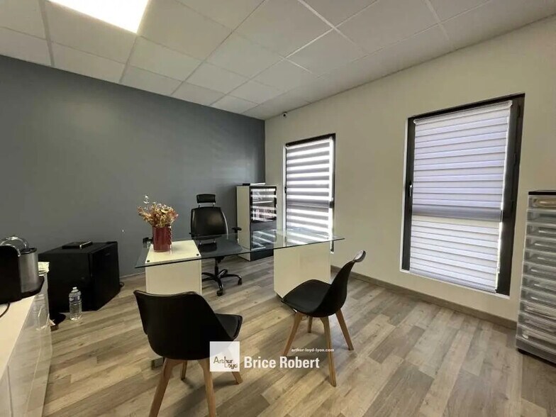 Flex in Sathonay-Camp for lease - Interior Photo - Image 3 of 5