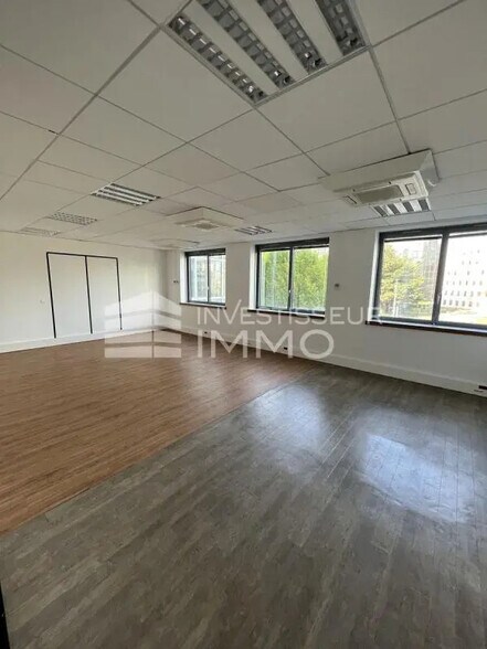 Office in Nanterre for lease - Interior Photo - Image 2 of 5