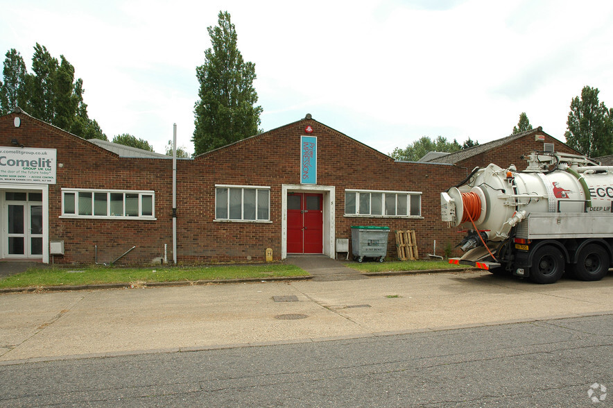 3-13 Brownfields, Welwyn Garden City for lease - Building Photo - Image 2 of 4