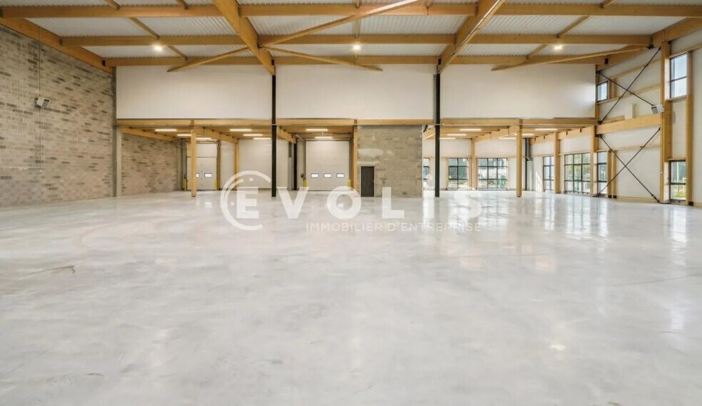 Flex in Graveson for lease - Interior Photo - Image 3 of 10