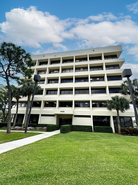 4440 Pga Blvd, Palm Beach Gardens, FL for lease - Building Photo - Image 1 of 6