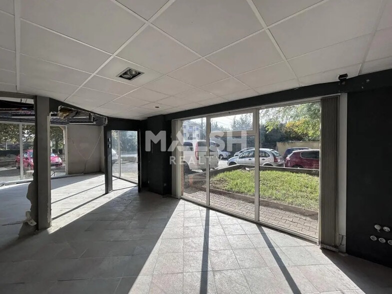 Retail in Villefranche-sur-Saône for lease - Interior Photo - Image 2 of 4