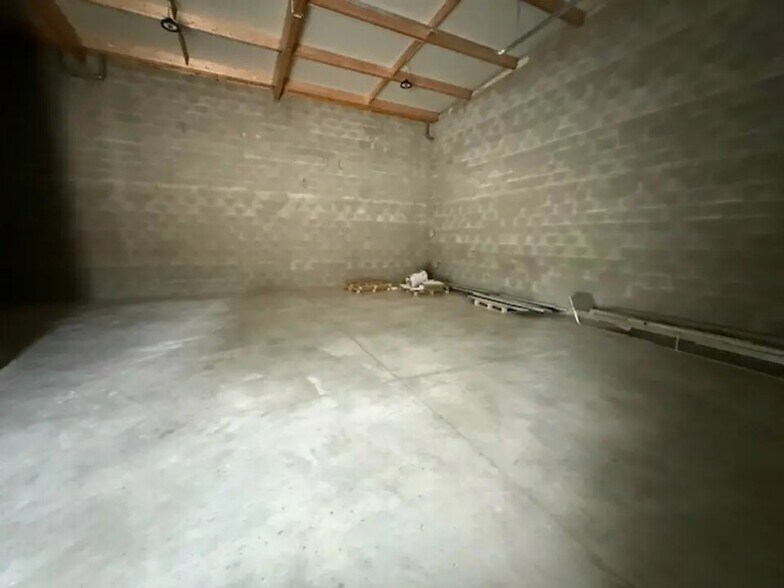 Flex in Val-de-Reuil for lease - Building Photo - Image 3 of 8