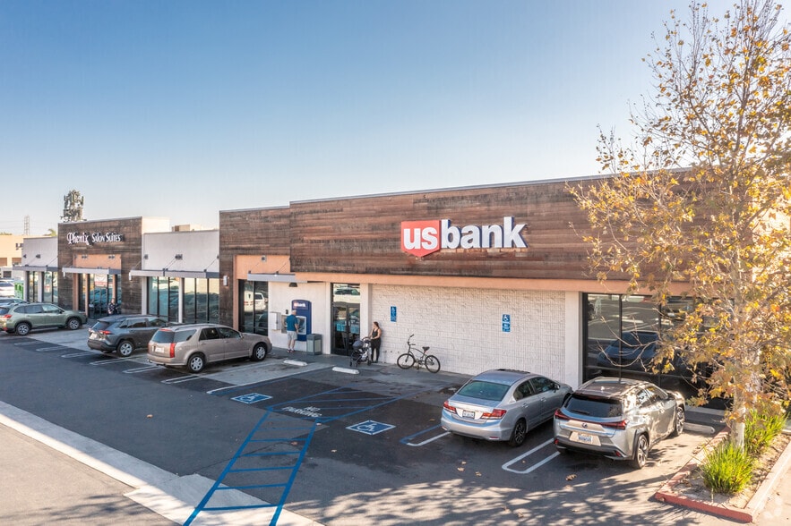 20052 Brookhurst St, Huntington Beach, CA for lease - Primary Photo - Image 3 of 8