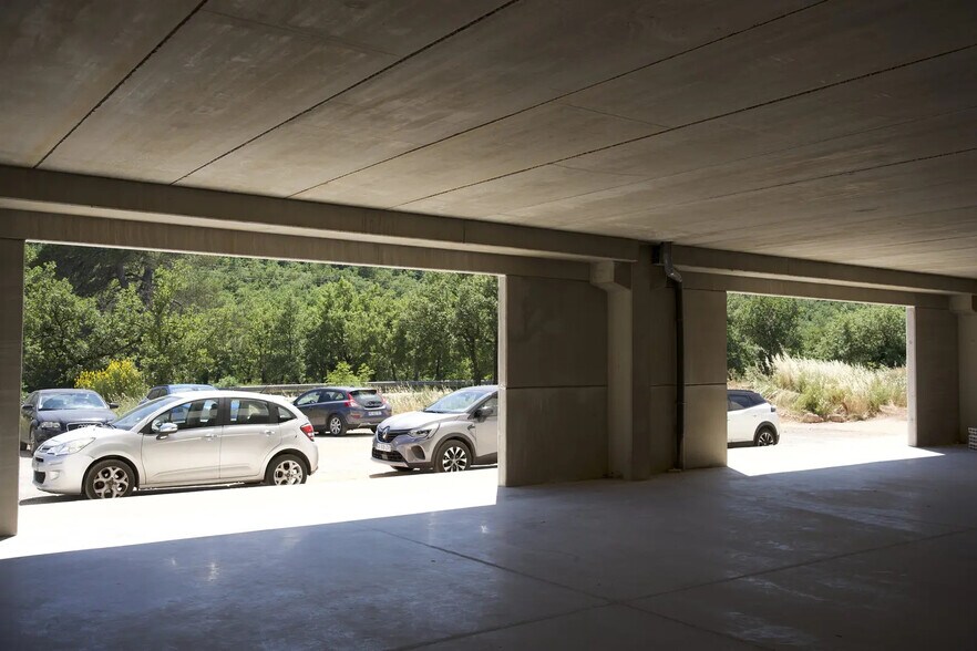 Flex in Brignoles for lease - Building Photo - Image 3 of 11