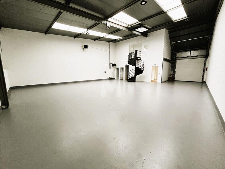 Flex in Évry-Courcouronnes for lease - Interior Photo - Image 1 of 18