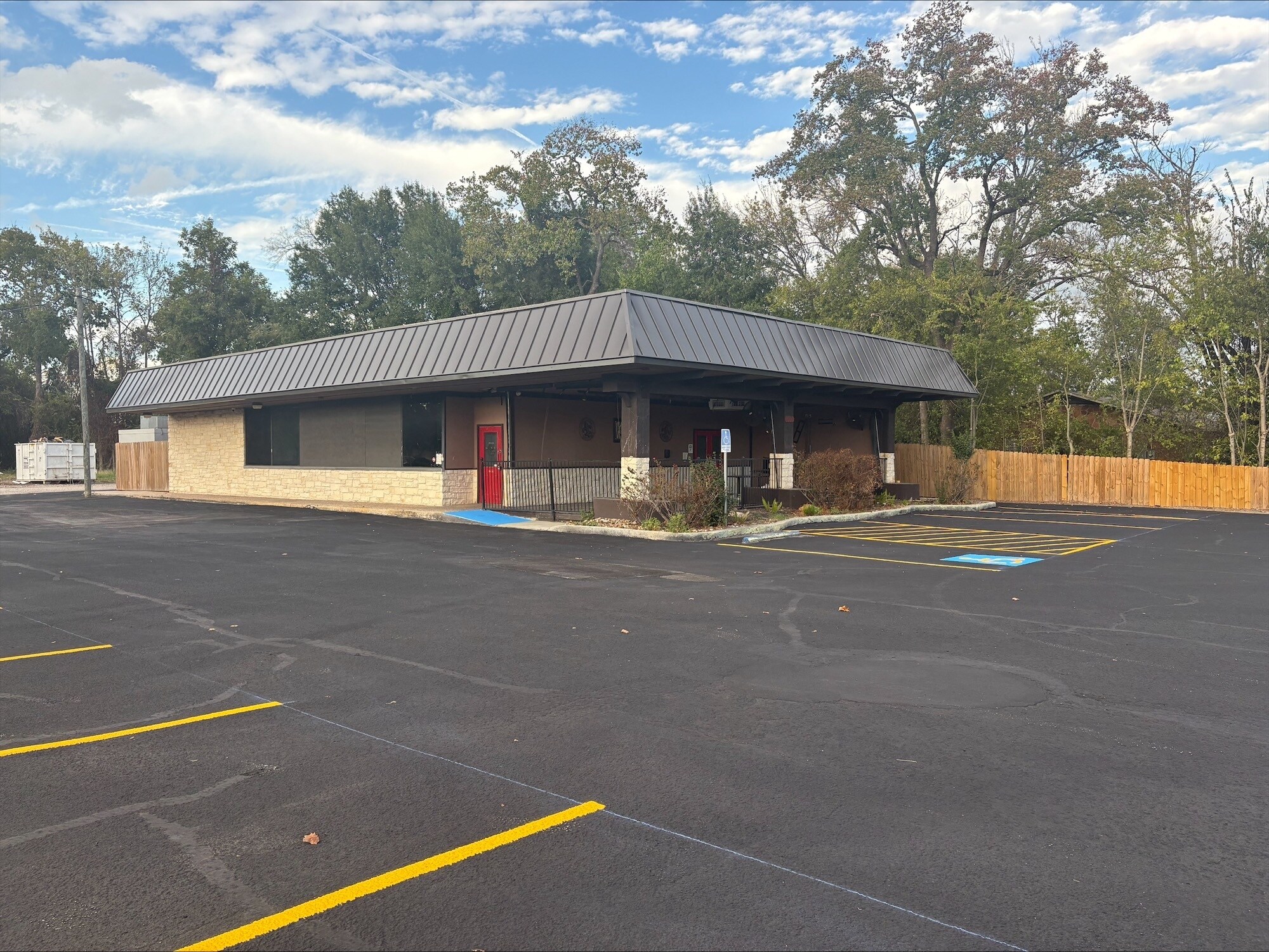 1000 W Main St, Tomball, TX for lease Building Photo- Image 1 of 20
