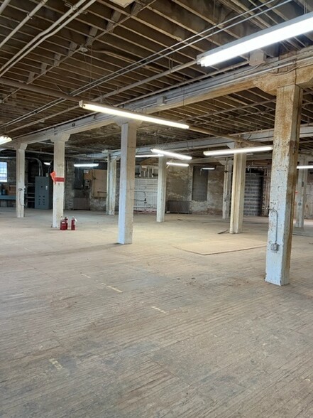 629 W Cermak Rd, Chicago, IL for lease - Interior Photo - Image 3 of 9