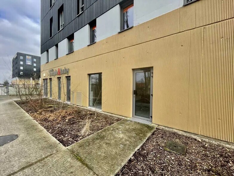 Retail in Petit-Couronne for lease - Building Photo - Image 3 of 7