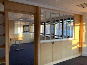 102/104 Avenue Edouard Vaillant, Boulogne-Billancourt for lease Interior Photo- Image 2 of 3