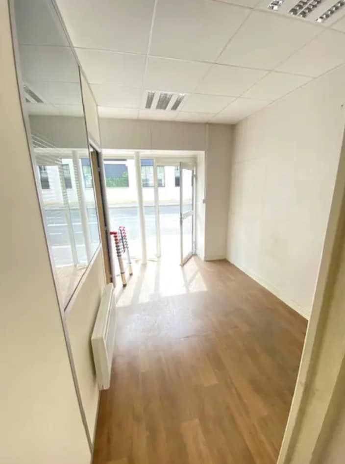 Office in Paris for lease Interior Photo- Image 1 of 5