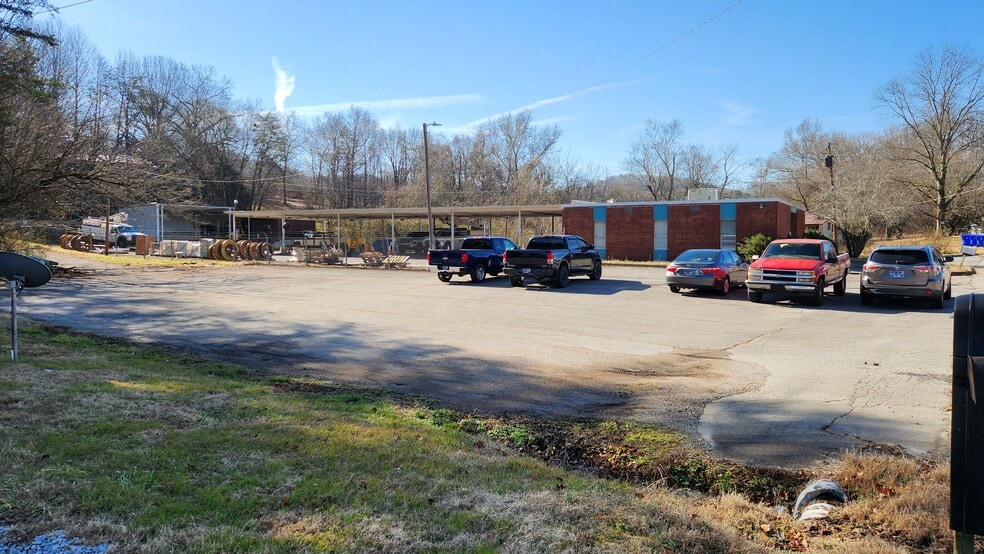 325 Fairchild St, Harriman, TN for sale - Building Photo - Image 2 of 12