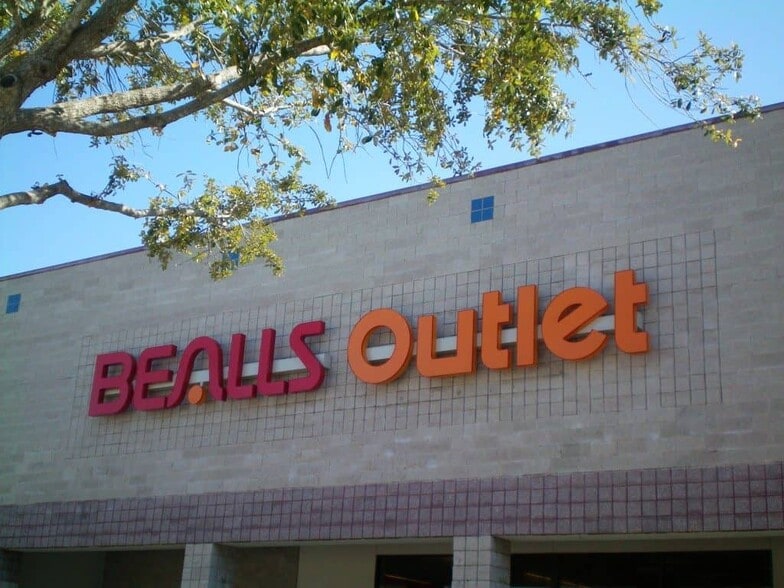 7039 W Waters Ave, Tampa, FL for lease - Building Photo - Image 2 of 8