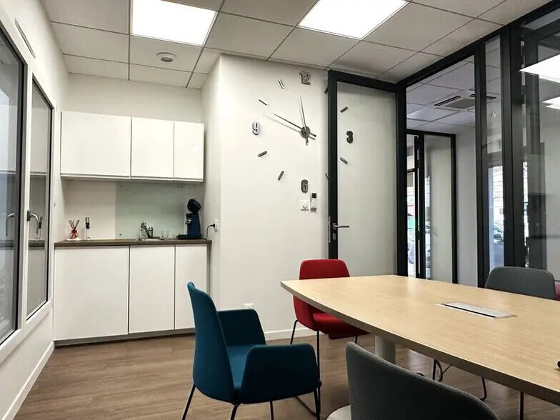 Retail in Bron for lease - Interior Photo - Image 3 of 8