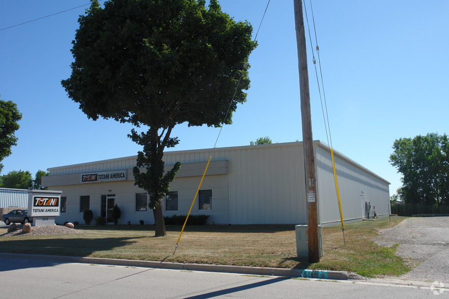 2841 Allied St, Green Bay, WI for lease - Building Photo - Image 2 of 12