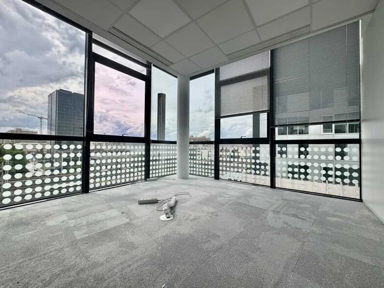 Office in Lyon for lease - Building Photo - Image 2 of 20