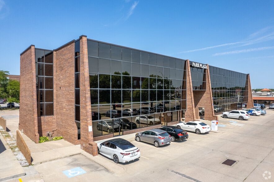 301 S 70th St, Lincoln, NE for lease - Primary Photo - Image 1 of 22