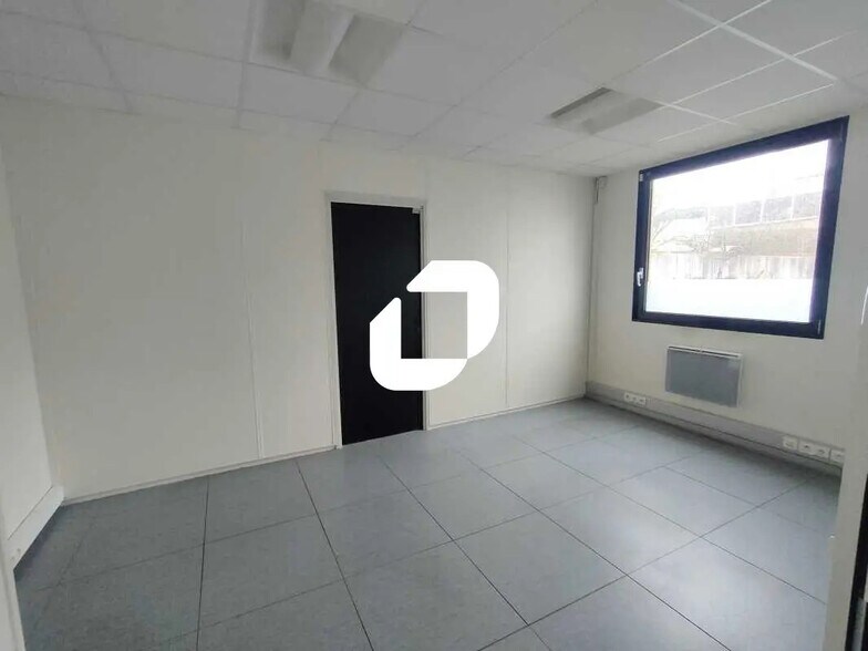 3 Bis Rue Du Petit Robinson, Jouy-en-Josas for lease - Interior Photo - Image 3 of 10