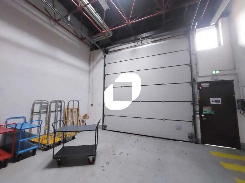 Flex in Montigny-le-Bretonneux for lease - Interior Photo - Image 3 of 22