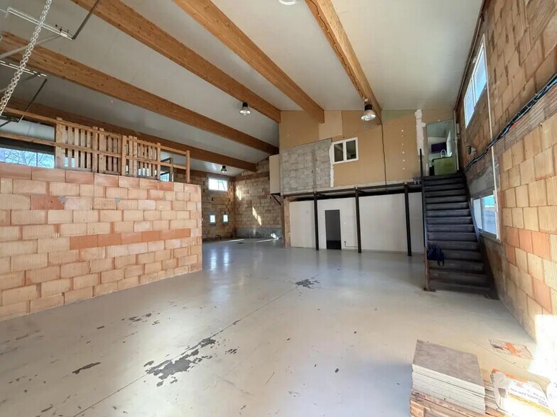 Flex in Villecroze for lease - Interior Photo - Image 3 of 10