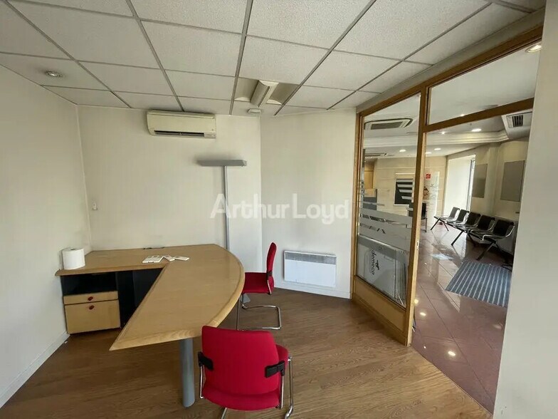 Retail in Reims for sale - Interior Photo - Image 3 of 9