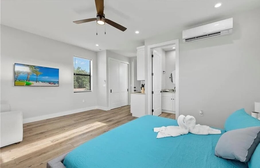 Naples 18 Portfolio portfolio of 4 properties for sale on LoopNet.com - Building Photo - Image 3 of 5