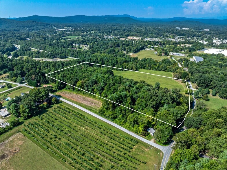 641 Crest Rd, Flat Rock, NC for sale - Primary Photo - Image 1 of 11