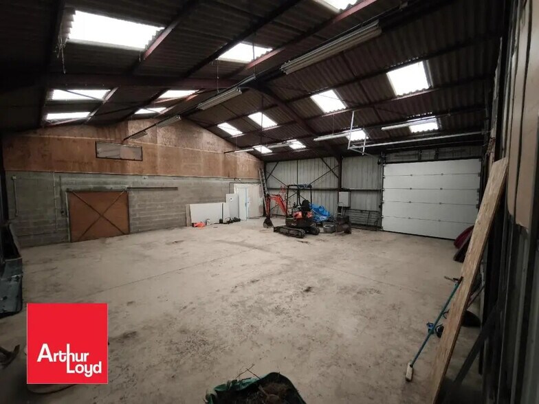 Flex in Ver-lès-Chartres for lease - Interior Photo - Image 2 of 5