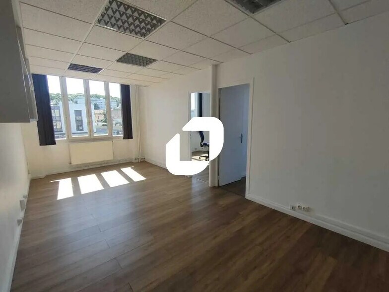 49 Rue Lamartine, Versailles for lease - Interior Photo - Image 3 of 5