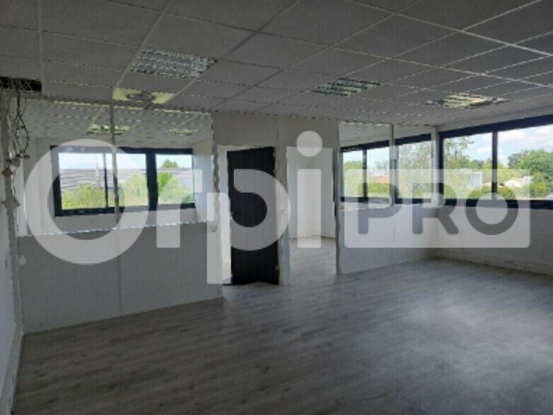 Office in Mérignac for lease - Interior Photo - Image 2 of 3