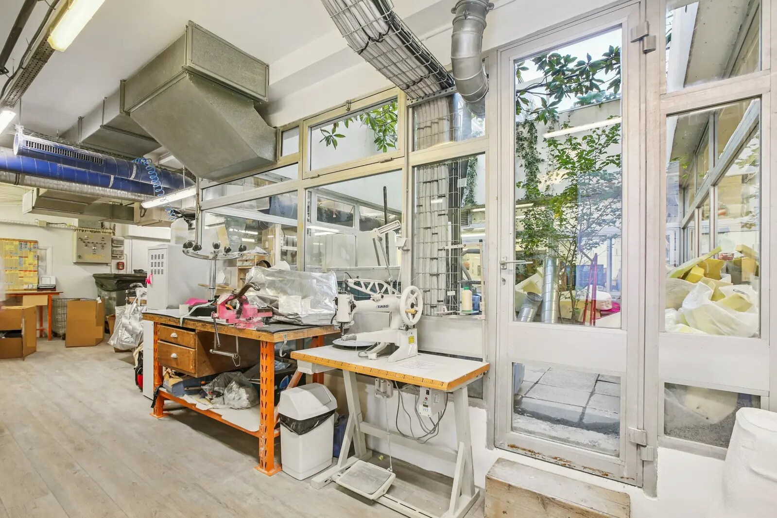 Retail in Paris for sale Interior Photo- Image 1 of 3