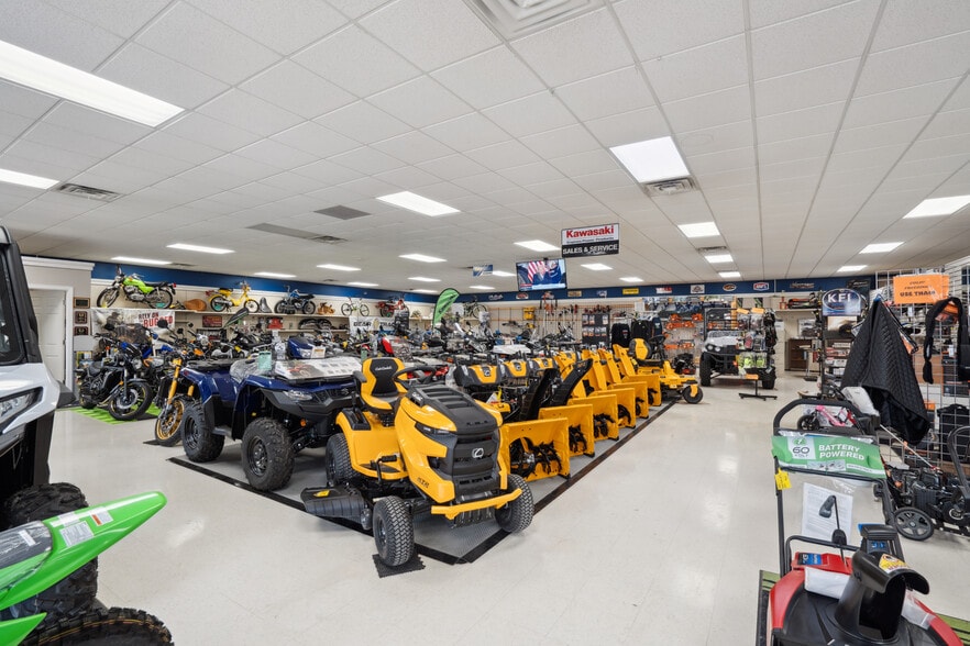 1001 Short St, Decorah, IA for sale - Interior Photo - Image 3 of 23