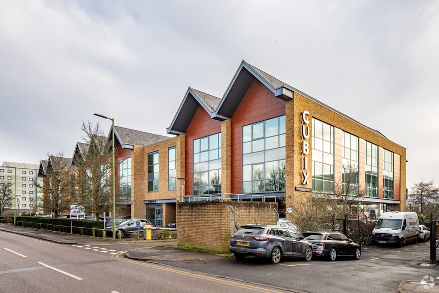 Warwick Rd, Borehamwood for sale - Primary Photo - Image 1 of 1