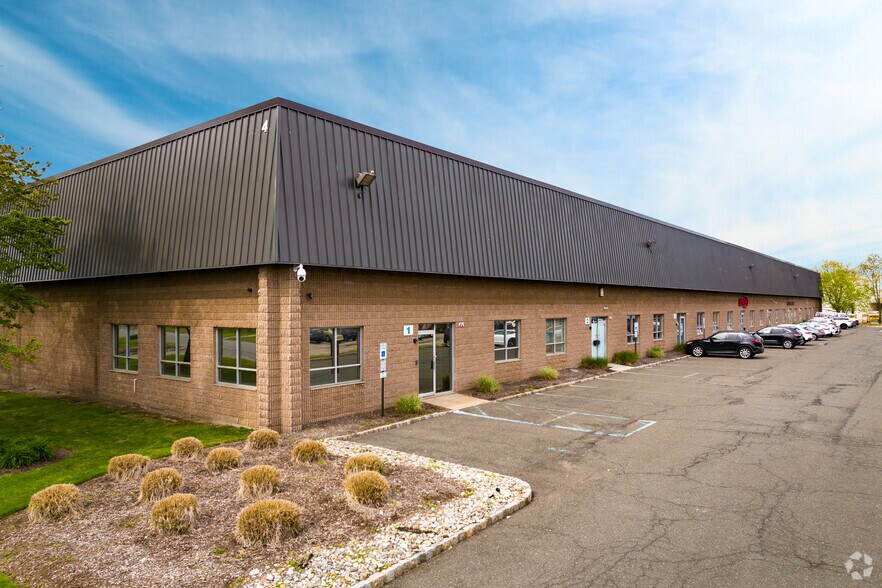 4 Gardner Rd, Fairfield, NJ 07004