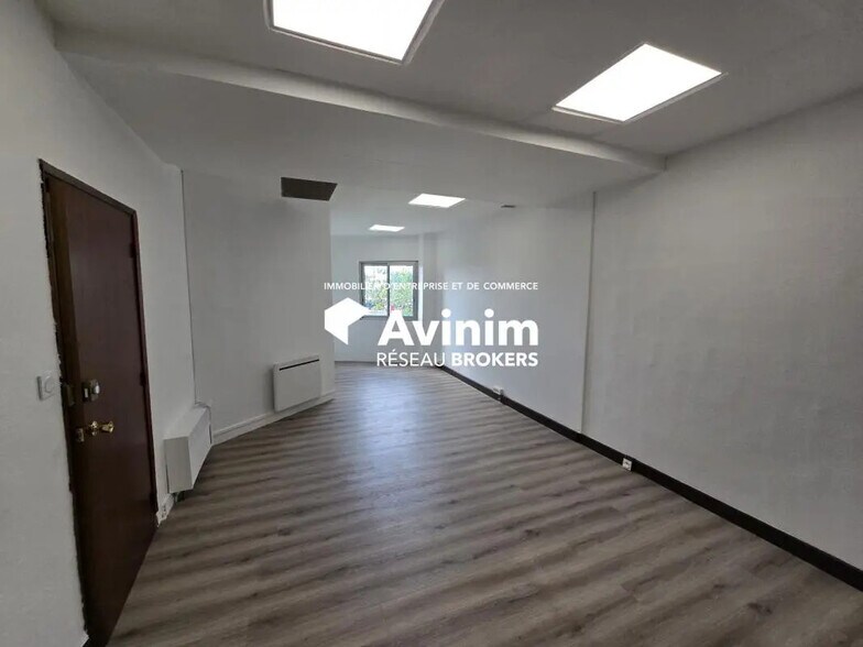 Office in Gonesse for lease - Interior Photo - Image 2 of 2